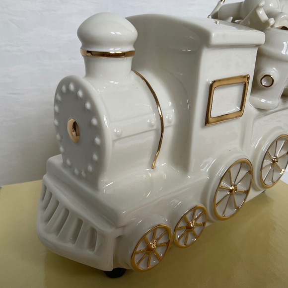 Mikasa Fine Porcelain “Musical Train With Presents”  Vintage Christmas D… - Picture 3 of 13
